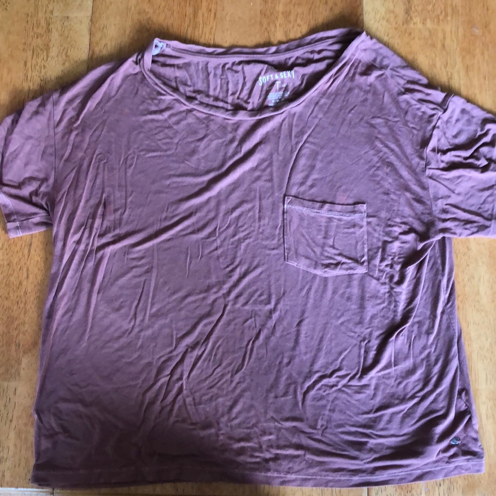 maroon t shirt